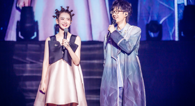 助阵许嵩演唱会 戚薇发型被评像史瑞克 是真友谊了