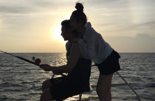 杨丞琳从背后搂着李荣浩 卡点为李荣浩庆生超甜蜜
