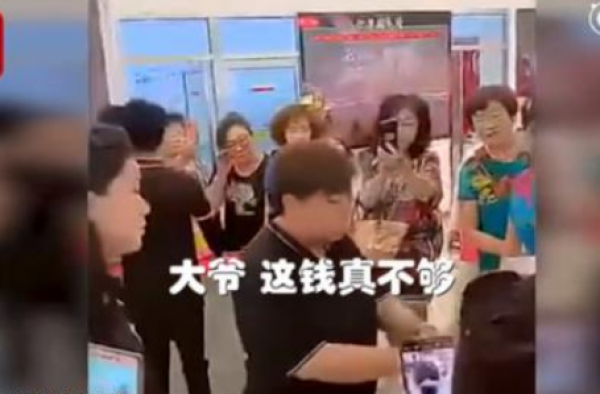 大爷13元买车为拍网剧 12.98万汽车写成12.98元