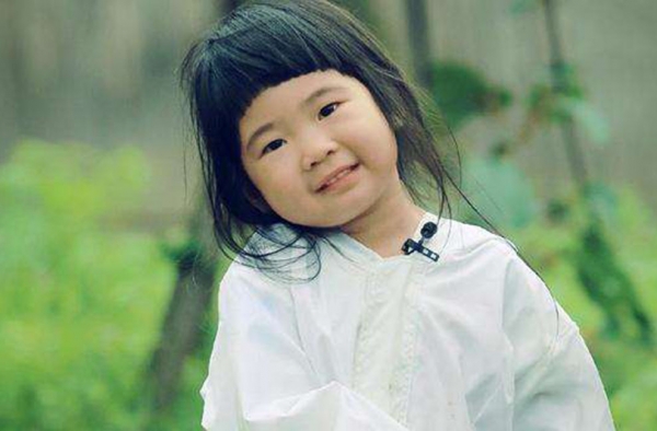 曹格女儿长大了 丑萌姐姐大转变 小脸尖尖露笑颜