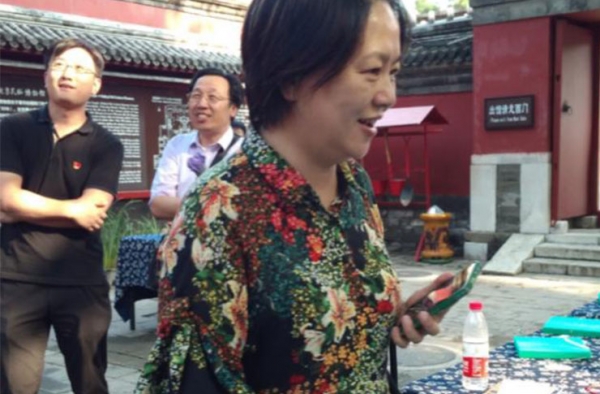 鞠萍素颜现身 亲切大姐姐面带笑容与游客合影来者不拒