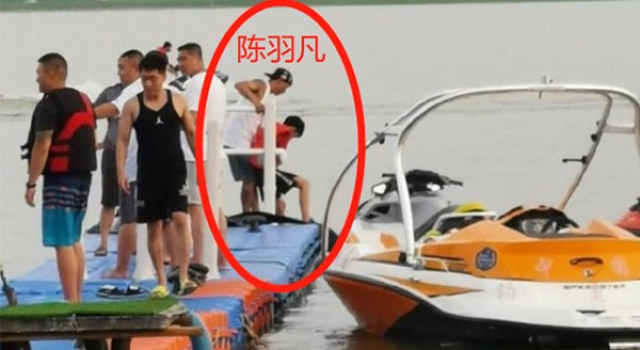 陈羽凡带儿子出游 神秘白衣女子紧随其后引网友争议