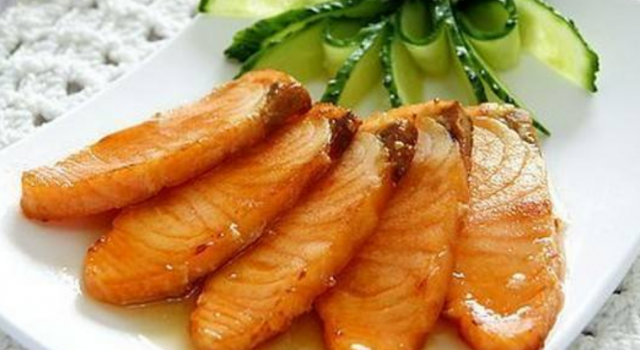 柠香蜜汁三文鱼的完美享受 低调奢华的美食选择
