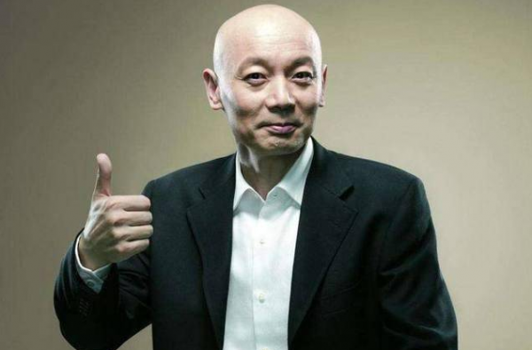葛优低调出席酒宴 和吕良伟俨然两代人 他怎么了？