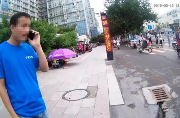 无证驾驶遇交警装聋哑人 戏精上身演了半天后手机响了