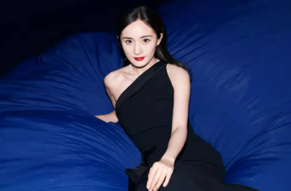 杨幂冯绍峰录制节目 时隔8年再同台 全程无交流？
