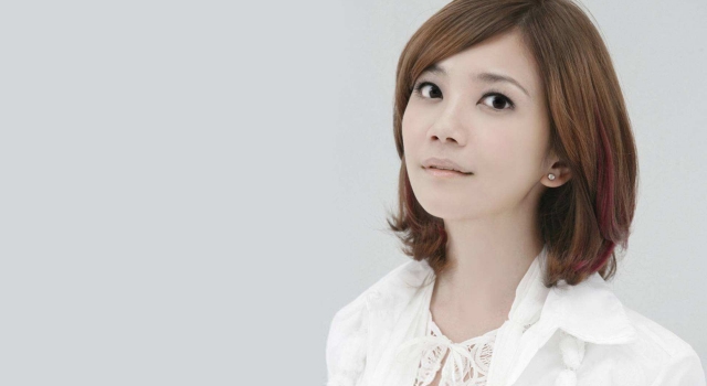 梁静茹被传婚变后晒与范玮琪合影 婚姻被破坏选择原谅