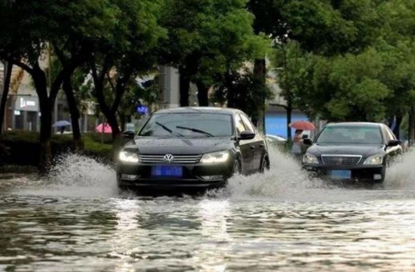 20年老司机总结 雨天行车 这4大保命技巧一定要学会
