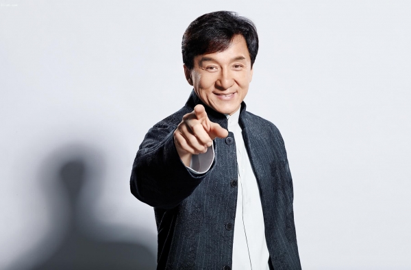 成龙被伴舞小武僧飞踹 被吓出表情包 随后竟这样做