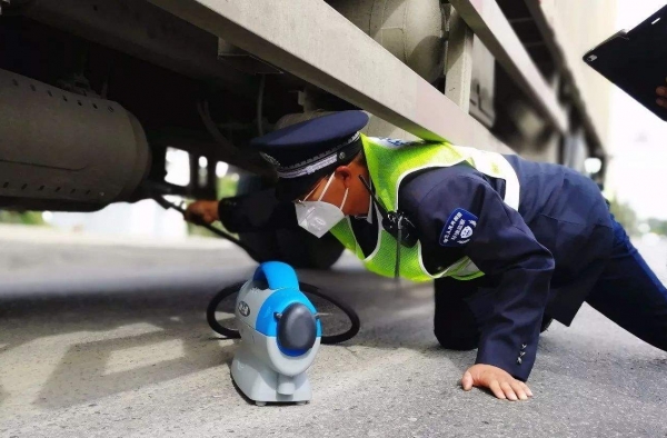 尾气检测一脚油门5000转 理性看待不要以讹传讹