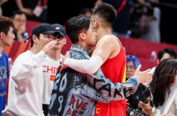李易峰祝贺郭艾伦  男篮世界杯开门红  为郭艾伦加油