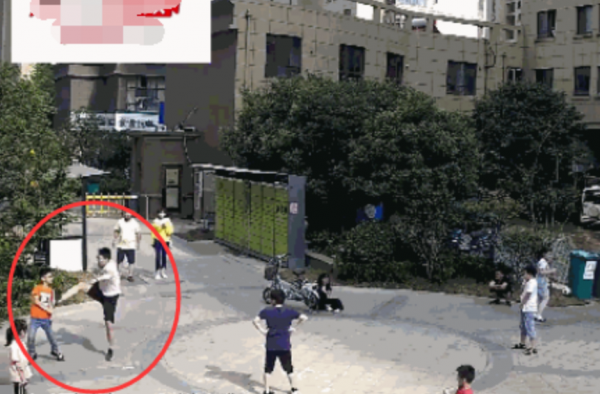 男孩踢球被踹飞 脚踹男子以自首 被行政拘留12日