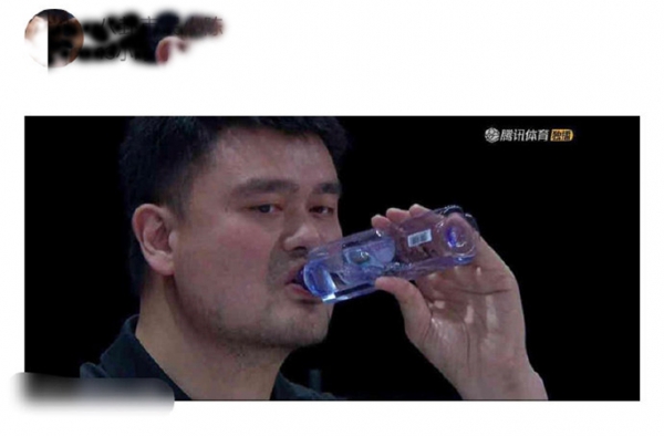 姚明也算是巴掌脸吧 矿泉水变口服液 网友：脸真不算大