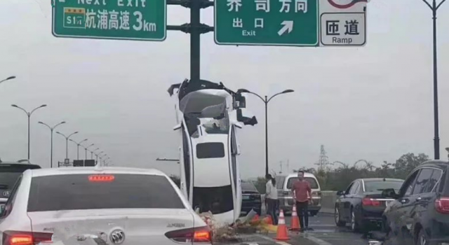 轿车撞上标志杆与地面垂直 老司机：这操作让在下佩服