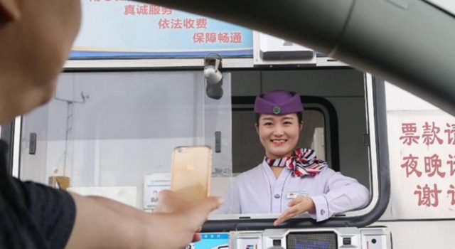 高速收费再次调整  收费员说完  车主们听完可开心了