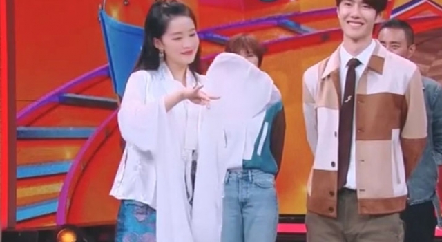 李沁跳水袖舞撩王一博 网友：别笑 她可是肖战的王甜甜