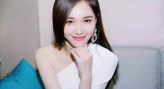 唐嫣怀孕后晒自拍 穿着粉嫩少女感十足 毫无孕妇臃肿态