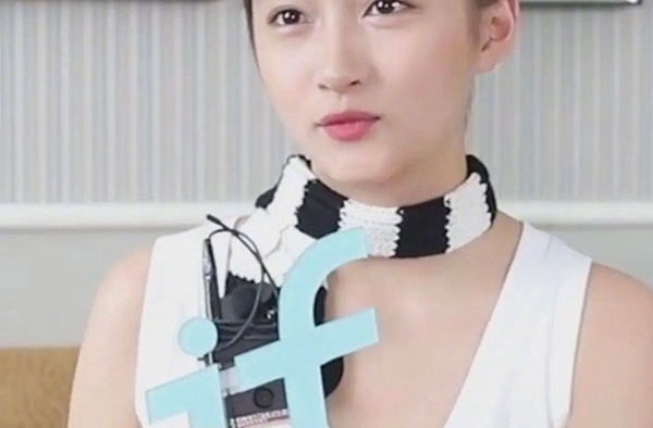 关晓彤回应私服争议 一如既往的耿直 网友：鹿晗有福了