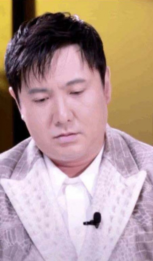 沈腾胖了好多 岁月撑开了脸上的褶子 吹股了腮帮子