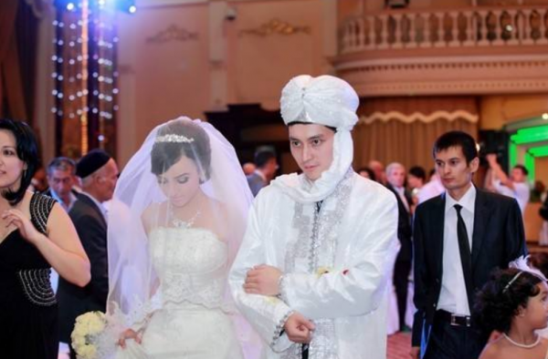 乌兹别克斯坦立法禁办豪华婚礼 为面子工程斥巨资！
