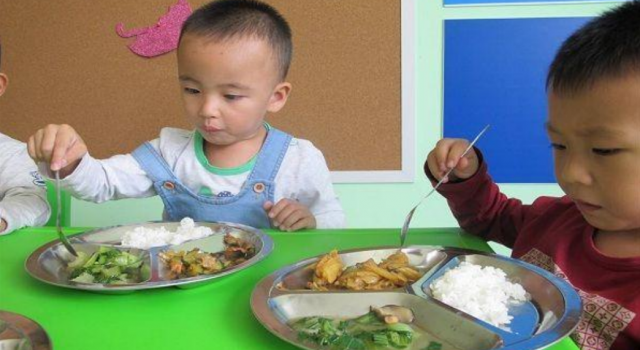 幼儿园吃饭慢要去厕所吃 网友：让老师一起去厕所吃