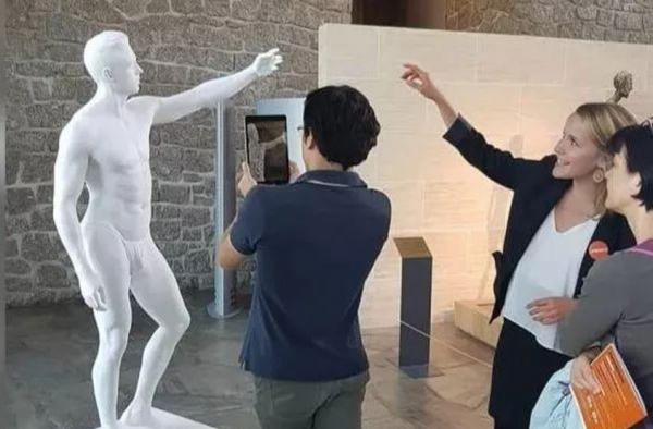 联合国组织为裸体雕塑穿内裤 更显骚气 网友：不如不穿