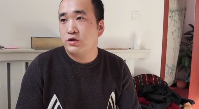 秃顶小伙相亲30次还是单身 网友：这秃如其来的单身
