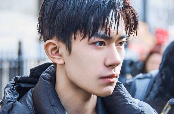 易烊千玺借书超时 上学校图书馆黑名单 网友：给点面子