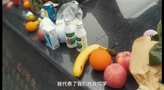 法考生摆满零食供奉法界神兽 网友：人家獬豸是吃肉的