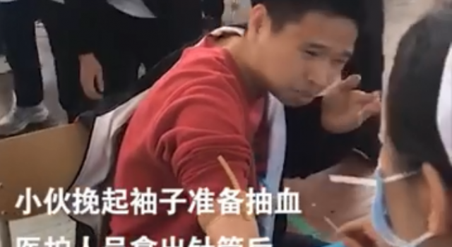 高三男生抽血被吓成表情包 怕是真的好笑也是真的