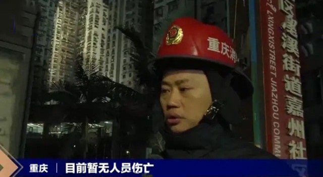 重庆火灾初查系阳台起火 网友：占消防通道的车该被砸