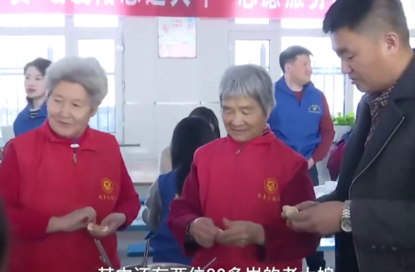包20000饺子放操场速冻 送到老人家里去