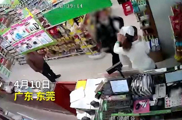买退烧药拒绝登记地址暴打店员 网友：直接送去坐牢吧