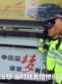 交警雨中执勤司机两次抛伞 网友：暖心的“车窗抛物”