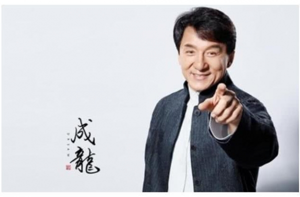 因天气太热，成龙大哥穿上短袖意外暴露了麒麟臂，吊打如今小鲜肉