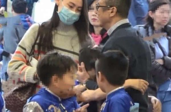 分手9年首次同框出席儿子比赛，李泽楷与梁洛施就像一家人