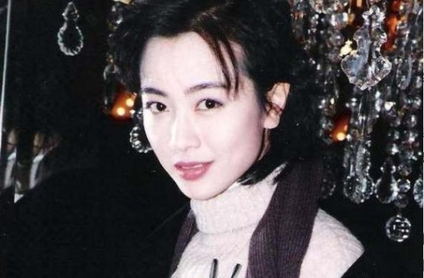 她红时与林青霞关之琳齐名，两度被渣男伤害后，选择皈依佛门