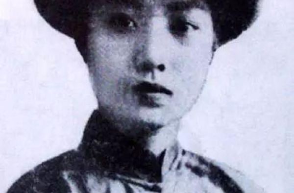 两任丈夫，孟小冬这样评价：梅兰芳是伪君子，杜月笙是“真”流氓