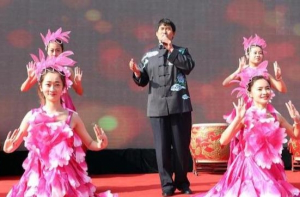 她是《星光大道》最惨冠军，出道就登上春晚，才红1年就沦落街头