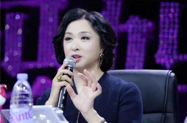 她从名字到血统全是造假，被金星“撕”后淡出圈，回归后人气不在