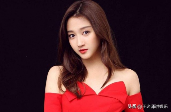 亲姐妹大不同！关晓彤是美女，她姐姐却长相平庸开着拉面馆