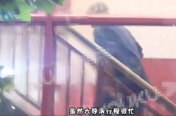 48岁徐峥深夜吃火锅，啤酒肚明显被指像怀孕8月，带2女不避嫌