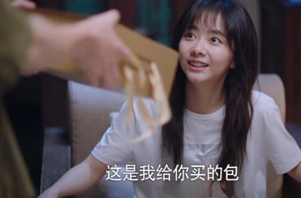 以家人之名：小哥给尖尖买的礼物，尖尖不敢收，看到是啥？羡慕了