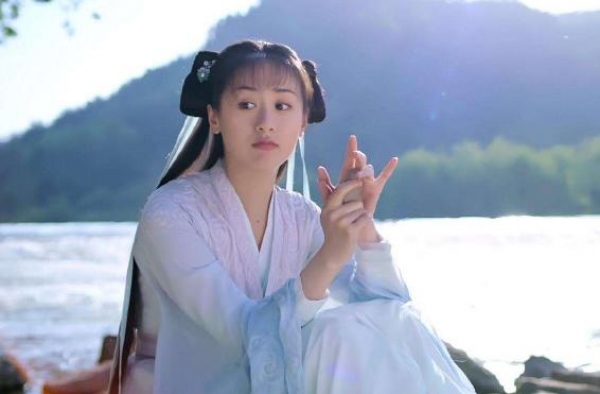 她曾被杨超越抢风头，颜值美过袁冰妍，入行15年靠反派走红