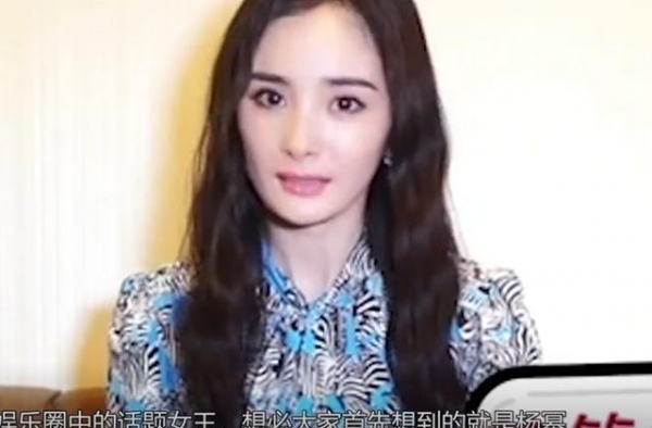 杨幂将吃过的冰激凌给刘恺威，刘恺威下意识的反应，两人关系明了
