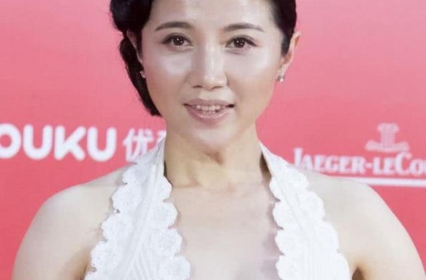她是孔子弟子后裔，8夺影后被倪萍赞最牛演员，情史坎坷今仍单身