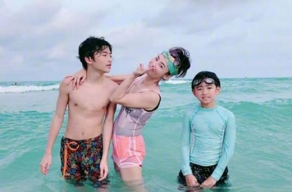 张柏芝与大儿子去潜泳，被媒体抓拍后，像极了和谢霆锋合照