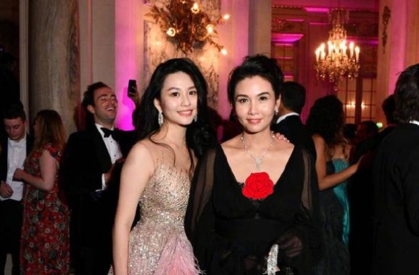 邱淑贞女儿晒港式风情美照，对镜甜笑目光动人，与妈妈如出一辙