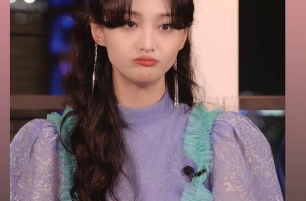 郑爽直播首秀翻车提前关播，不满频繁带货粉丝被消费现场情绪爆发
