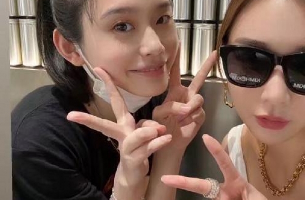 原来这就是国际超模的腿！当奚梦瑶一条腿离地时，粉丝都看懵了